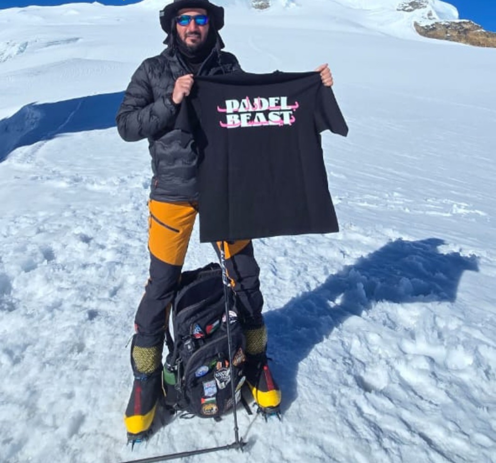 Bassam Al Khatib holding a Padel Beast flag at 6,000 meters